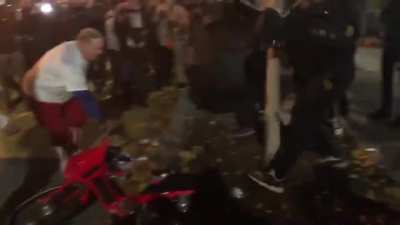 [Extended Video] Conservative Republican on bicycle surrounded by violent mob of anarcho-Democrats/BLMers/Antifa and assaulted repeatedly
