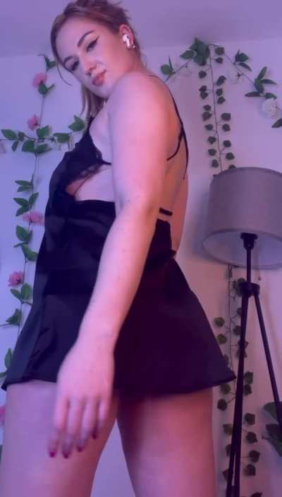 I'm a thick fuckdoll that loves to go out with a short dress and no panties.