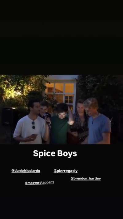 Christian Horner publicou uns stories mostrando uma festa com o GP tocando bateria; Ricciardo e Verstappen cantando Spicy Girls