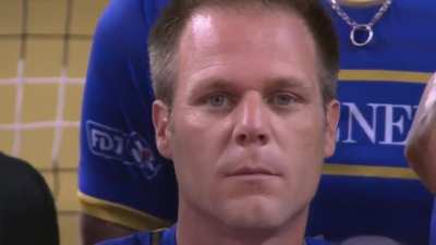 Remi Gaillard sneaked into the world champion volleyball team and photobombed with a fake jersey.