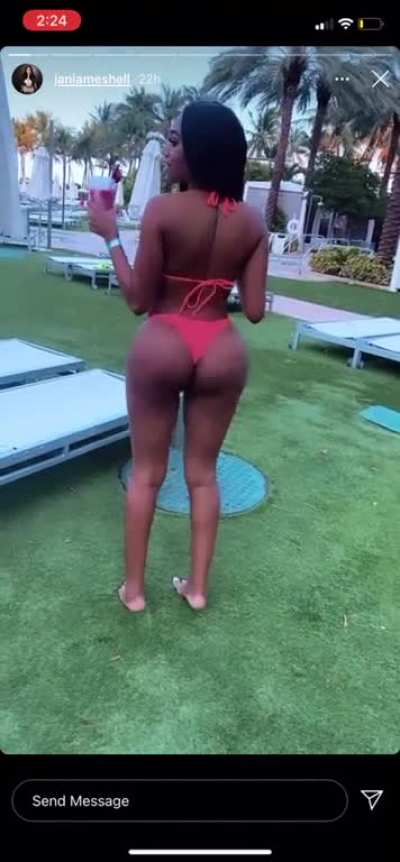 She Make it clap