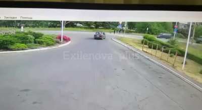 &laquo;Освобождение&raquo; по-русски:в Луганске военный &laquo;Урал&raquo; сбивает девушку на переходе. Убийца в форме, а в России это значит свободен от уголовки. В &laquo;русском мире&raquo; нет виновных, только жертвы. Девочка для них, лишь статистика. Война &laquo;освобождает&raquo; от жизни, справ