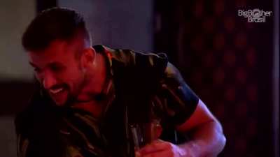 Arthur fazendo um gesto romantico (PraiseTheCameraMan)