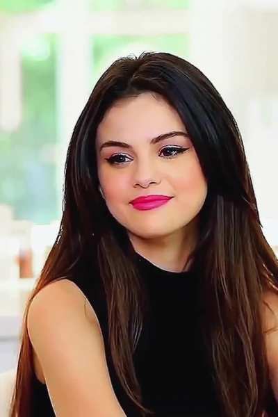 Rate Selena&rsquo;s beauty on a 1-10 scale.