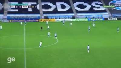 O que &eacute; mais irritante? o lateral cobrado pelo "experiente" Garrafinha pra ningu&eacute;m? ou a for&ccedil;a de vontade do Lucas Silva pra dividir a bola? (Lance anterior ao p&ecirc;nalti)