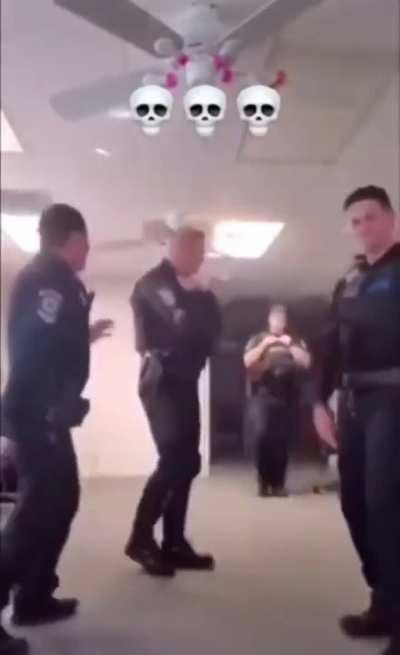 👮🏻&zwj;♂️🔫🧑🏿&zwj;🦱