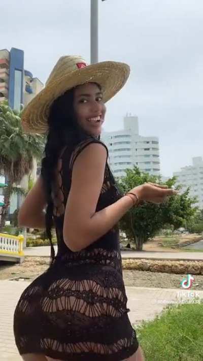 She isn&rsquo;t shy at all 🍑