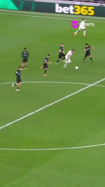 Zagueir&atilde;o do Tottenham saiu da defesa e parou no gol s&oacute;! Absurdo!