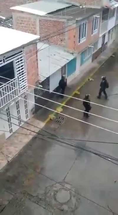 Pareciera que la idea es gastar gas lacrim&oacute;geno por gastarlo, no importa que sea en sitios residenciales.