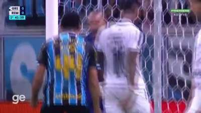 Weverton pegando o pênalti de Alef Manga - Grêmio x Remo - Brasileirão 2026
