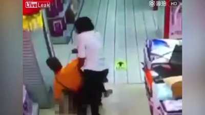 [LFO] Father Accidentally Kills Son While Messing Around in the Supermarket, Falling on top of Him, Breaking the Child's Neck
