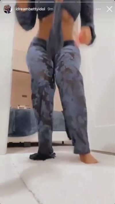 Ass TOO Thick 😍😍