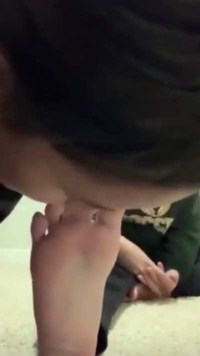 guy (girl?) sucks chick&rsquo;s toes