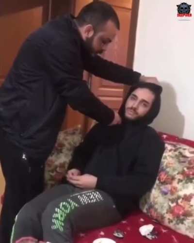 Kemal Alcu, eski sevgilisinin yanına gelmesini sağlamak i&ccedil;in arkadaşlarını tehdit edip g&ouml;rd&uuml;ğ&uuml;n&uuml;z &uuml;zere boğazına bı&ccedil;ak dayıyor.