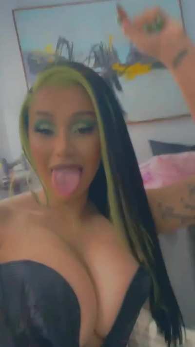 XXL CLEAVAGE