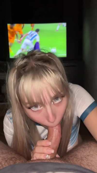 Koukal by si semnou taky na fotbal ? 😈