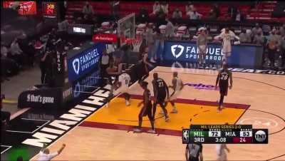 [Highlight] Bobby Portis dunks on Bubble Boy Jr.