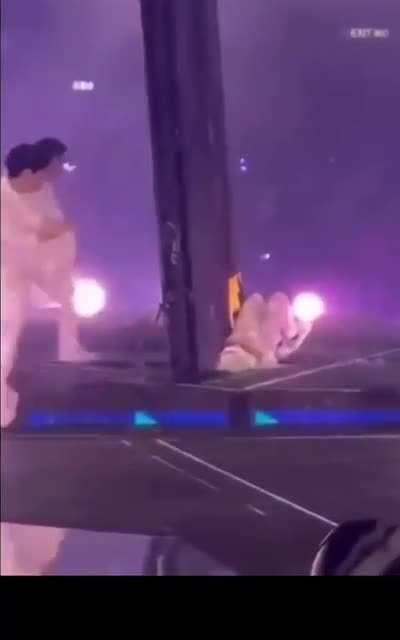 "Mirror" band dancer Li Kai-Yin crushed by huge LED screen.