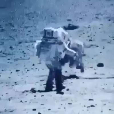 Astronauts not used to the moon&rsquo;s gravity is pretty funny ngl