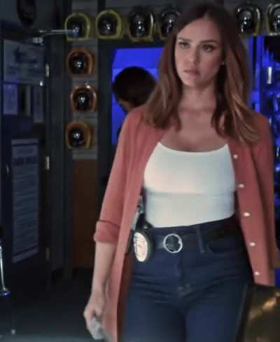 mommy Jessica Alba loves to show off those milk jugs