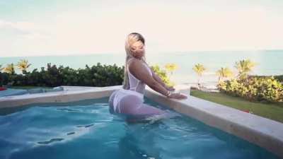 Nicki Minaj can move her body so well