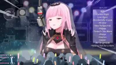 No es una mona china encuerada peeeero, canta bien perron