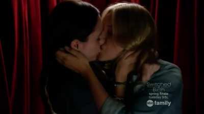 Haley Ramm &amp;amp; Gracie Dzienny (Chasing Life - s01e19 #Scene03)
