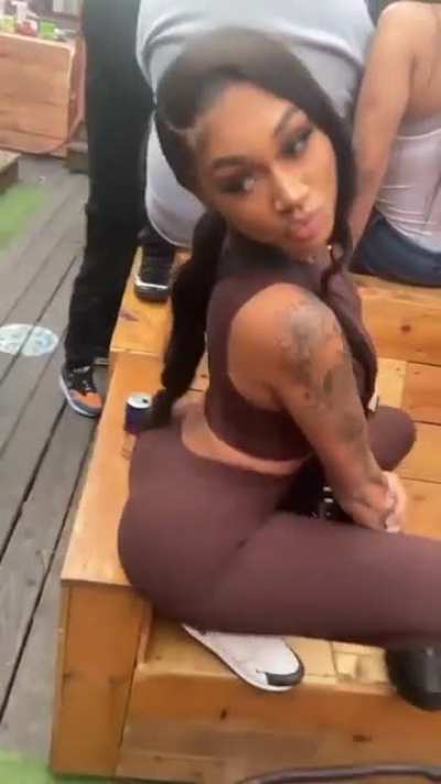 She know what she be doing 😍😂