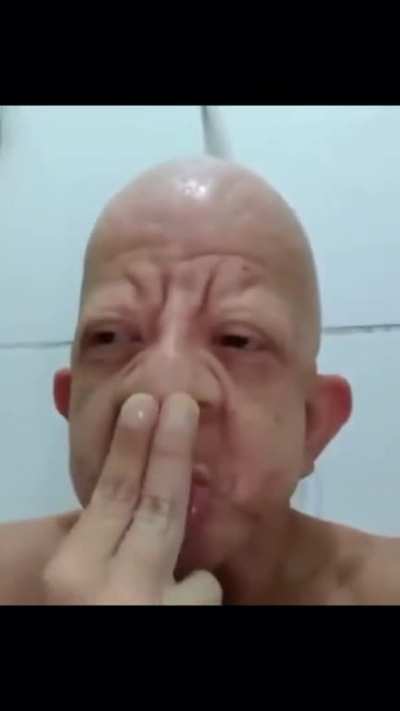 macaco fumando cigarro