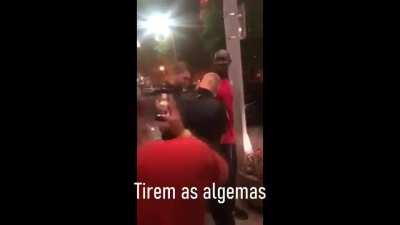 Policiais americans "presumindo" que o cara &eacute; suspeito apenas pq ele &eacute; negro, mal sabiam que o cara &eacute; do FBI, um belo exemplo de como o racismo existe e funciona