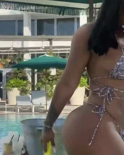 Slight work 🍑