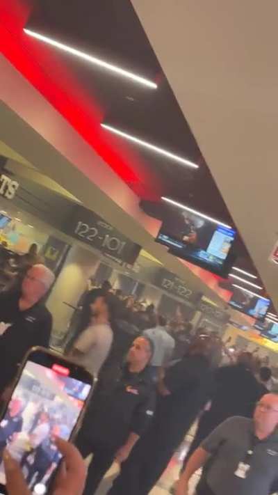 Drake just walked through the main entrance to the United Center