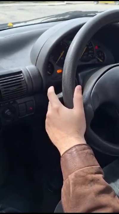 Salve, salve! Entusiastas automotivos do mundo inteiro t&ecirc;m feito par&oacute;dias com o v&iacute;deo da loira e do Bentley. Decidi entrar na brincadeira tamb&eacute;m, fazendo uma filmagem com a minha boa e velha Corsa Wagon, hahahaha.