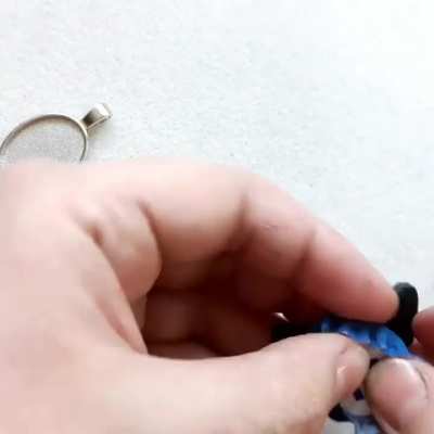I hope you will find usuful this veeeery short tutorial how to put your embroidery in the frame (pendant).