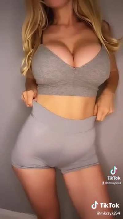 Huge tits and nice ass....