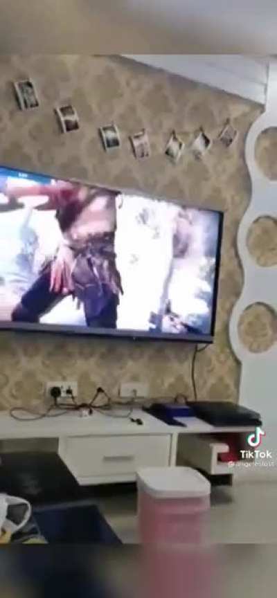A crian&ccedil;a acha que pode com o Kratos?