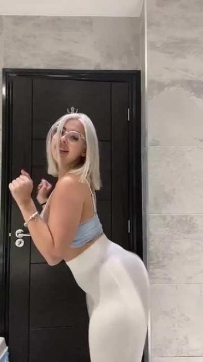 It jiggle jiggles