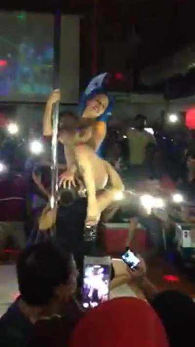 Mujer Luna Bella -- Public Pussy Eating Stripper