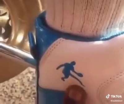 THIS MAN GOT THEM FAKE JORDANS!1!1