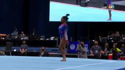 Simone Biles defies gravity