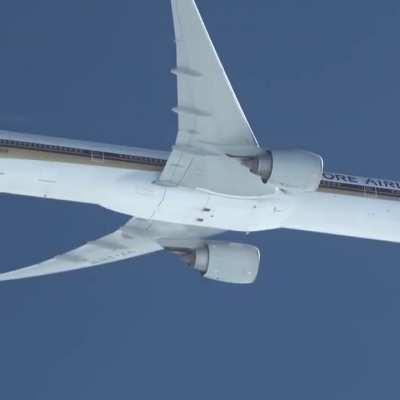 Pilot successfully airdrops pictures of Singapore Airliner to the captain of the airliner mid flight at 1000&rsquo; away
