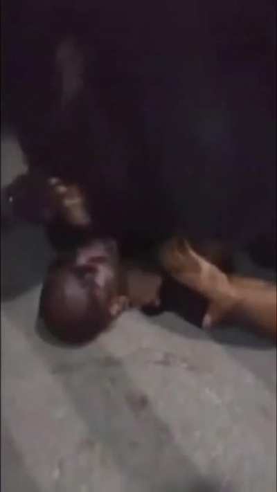 &ldquo;SIT ON HIM BILLY&rdquo; &mdash; Guy gets choked, knocked out, robbed and pisses himself