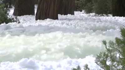 Fluxo de &aacute;gua que vira neve