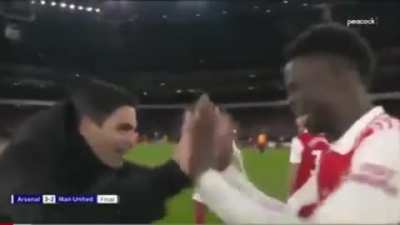 Arteta saying "I told you!" to Saka after the game ends. Probably referring to Saka long range strike in the 2nd half.