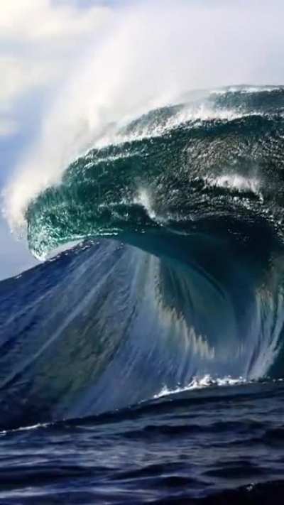 Photographer Phil Thurston captured this wave, then slowed few seconds of time to make 40 seconds of slow motion water movement.