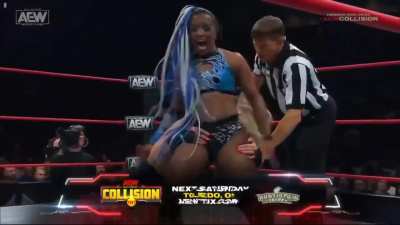 Toni Storm bites Kiera Hogan's ass
