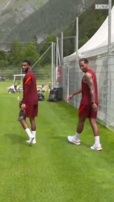VVD nutmegging Joe😂