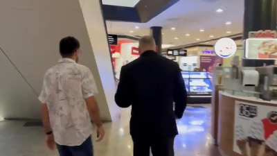 Voc&ecirc; n&atilde;o tira onda que nem o Padre Marcelo Rossi andando no shopping
