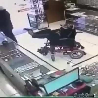 If he didn't have this on camera, Insurance &amp; Cops would not have believed he got robbed by a man with no arms ♿️