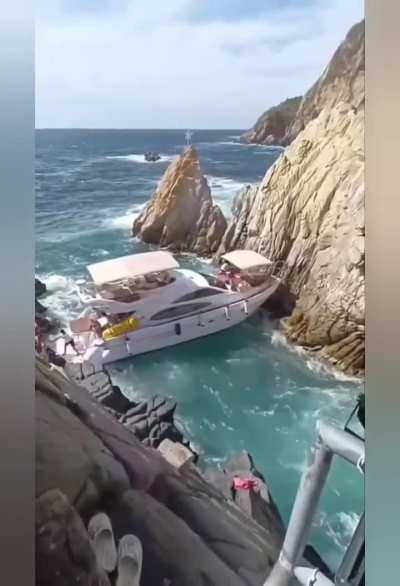 Boat with tourists gets stuck on rocks and sinks, Acapulco, Mexico